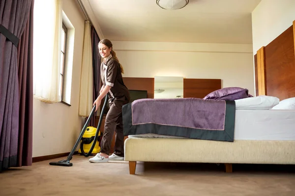 Service de nettoyage d'hôtel femme de ménage aspirant — Photo