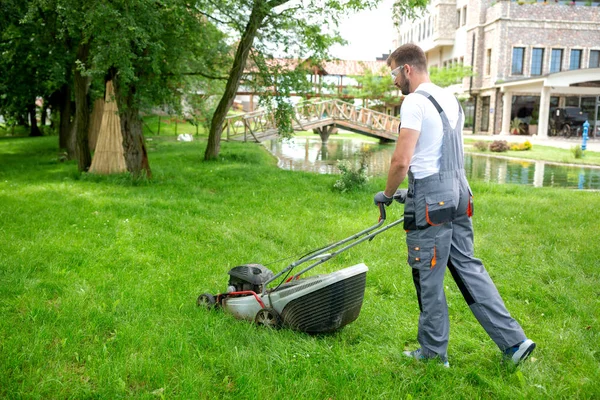 Trädgårdsmästare driver gräsklipparen — Stockfoto