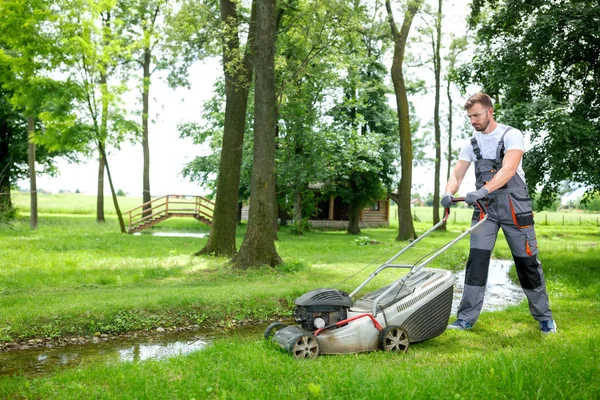 Trädgårdsmästare som håller gräs i ordning — Stockfoto