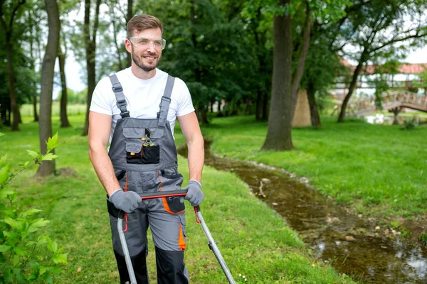 Bello uomo vestito con abito da falciatrice — Foto Stock