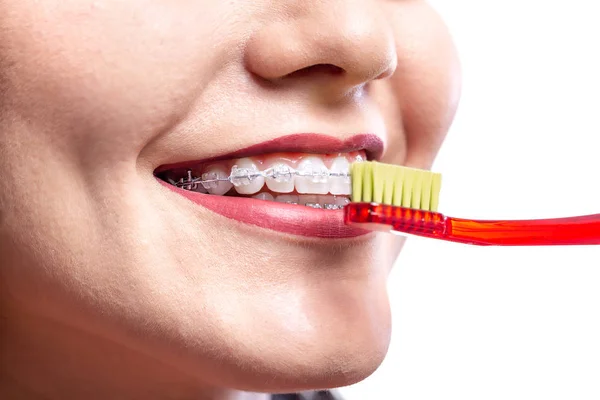 Sonrisa perfecta con un cepillo de dientes perfecto — Foto de Stock