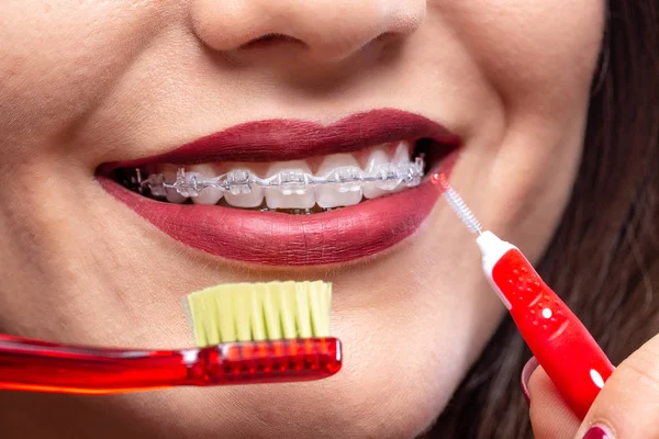 Escova de dentes e proxabrush mantendo um belo sorriso — Fotografia de Stock