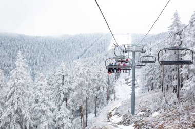 Cableway system transporting people to ski 