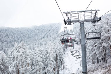 Cableway system transporting people to ski 