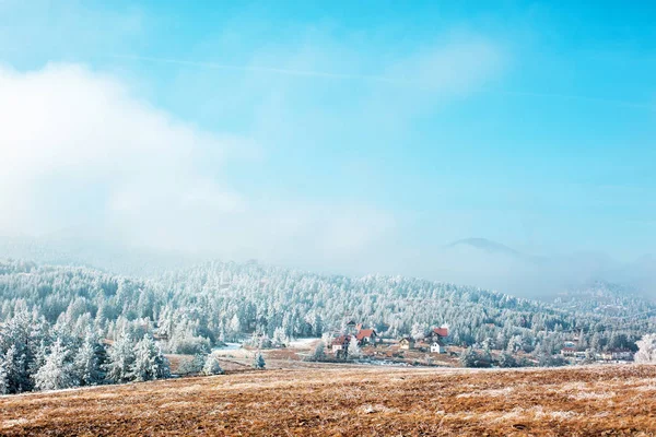 Dağlarda küçük bir köy — Stok fotoğraf