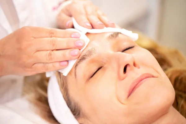 Cosmetici trattamento viso in un salone di bellezza — Foto Stock