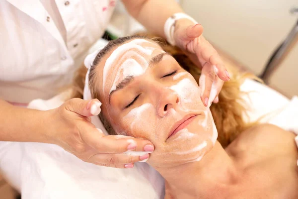 Face massage with plenty of moisturizing cream — Stock fotografie