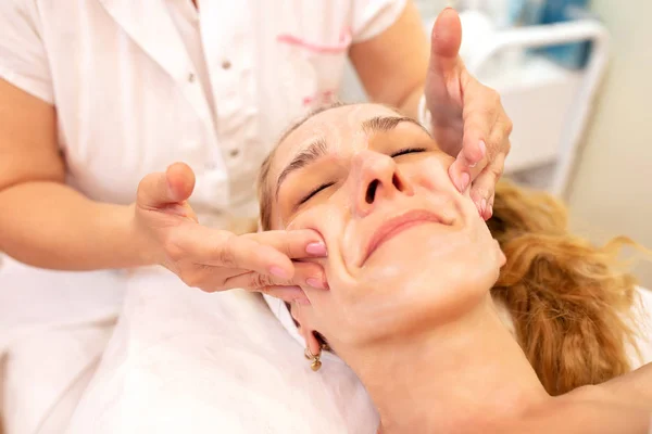 Facial massage with applied moisturizer — Stock fotografie