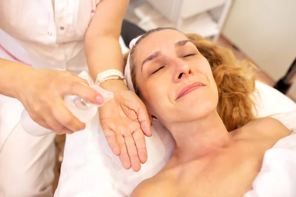 Preparazione per un massaggio al viso — Foto Stock