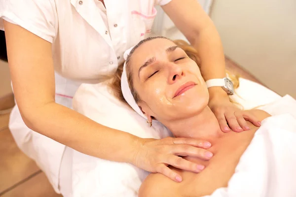 Older woman in a beauty salon enjoying herself — Stockfoto