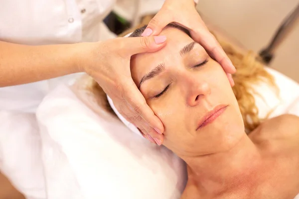 Facial skin beauty treatment followed with massage — Φωτογραφία Αρχείου