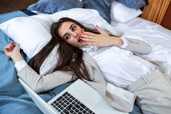 Young business woman laying the bed — Stockfoto