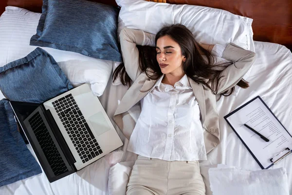 Jeune femme habillée en vêtements de travail dormir — Photo