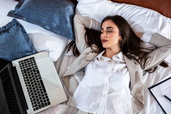 Femme d'affaires sieste à côté de son ordinateur portable — Photo
