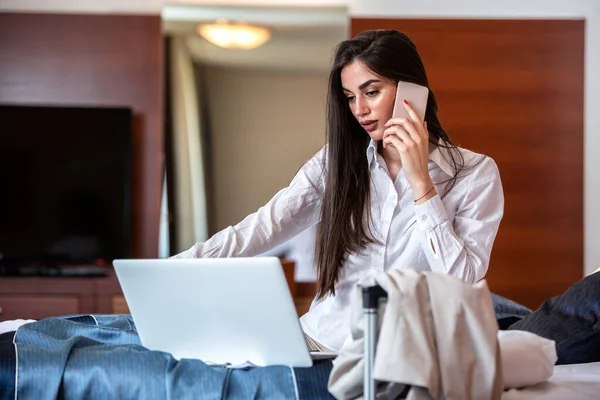 Young woman who does business and travels — Stock Photo, Image