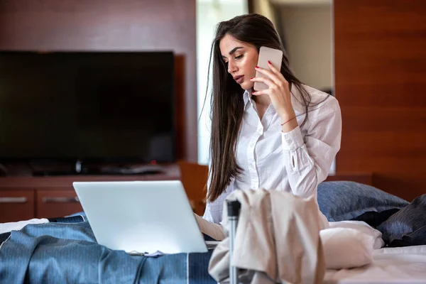 Young elegantly dressed lady talking via mobile phone — Stock Photo, Image