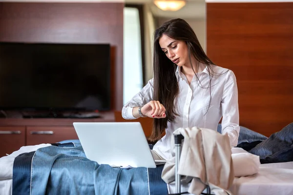 Businesswoman preparing for the meeting — Stok fotoğraf