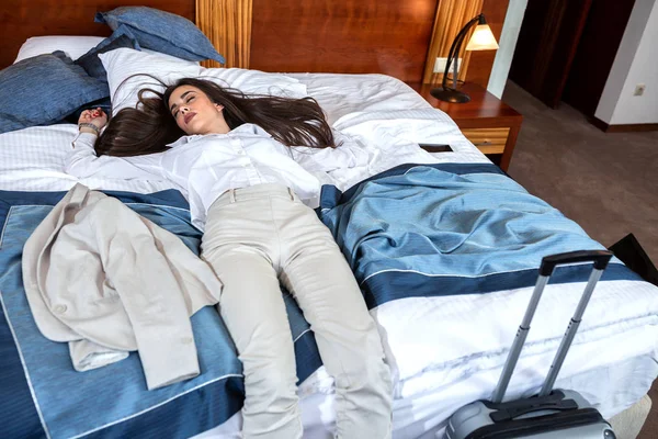 Mujer joven elegantemente vestida durmiendo elegantemente — Foto de Stock