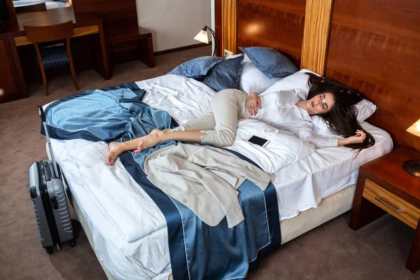 Elegant brunette woman sleeping during day — Stok fotoğraf