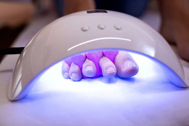 Ayak tırnağı kurutma makinesi, UV ışığıyla ayak tırnaklarını kurutma, parmak yogası ayırıcıları, ayak parmaklarını esnetme. 