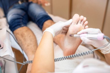 Erkekler için ayak pedikürü, rahatlatıcı kozmetik pedikür tedavisi, temiz ve sağlıklı ayak konsepti