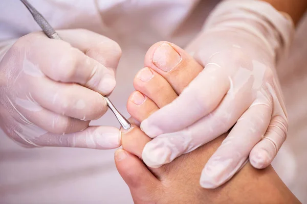 Primer Plano Limpieza Superficie Las Uñas Con Empujador Cutículas — Foto de Stock