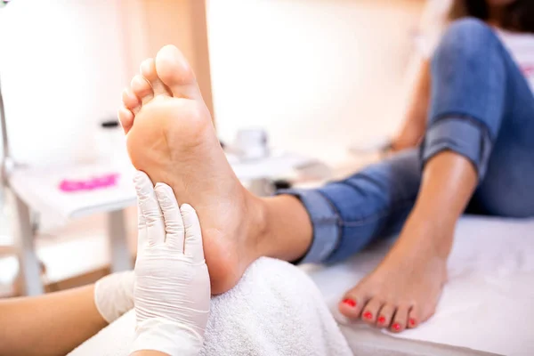 Esfregar Pés Pedicure Mimos Conceito Pés Saudáveis — Fotografia de Stock