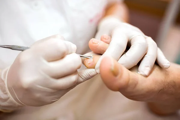 Senhora Cosmetician Lidar Com Cutículas Dos Pés Prego Conceito Pedicure — Fotografia de Stock