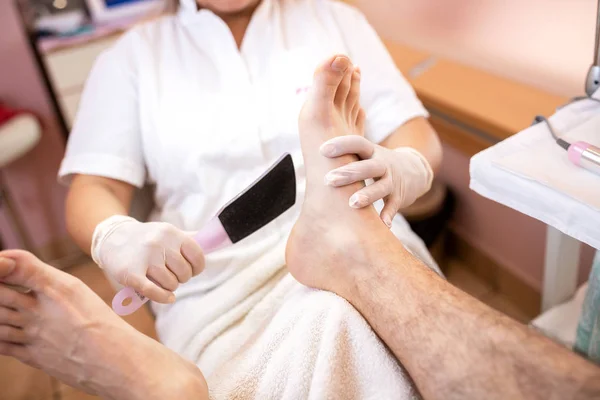 Pedicura Del Talón Para Hombres Tratamiento Piel Del Talón Lavado —  Fotos de Stock