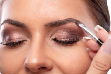 Makyaj yaparken güzel bir yüzü kapat, ten rengini eşleştir.