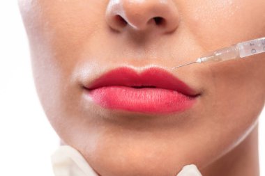 Bir kozmetikçi tarafından yüzüne ve dudaklarına cilt onarıcı uygulayan güzel bir bayan. 