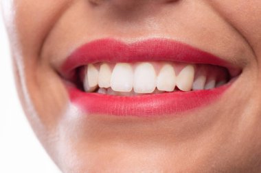 Beyaz dişli, güzel dudaklı bir gülümsemeyi kapat. 