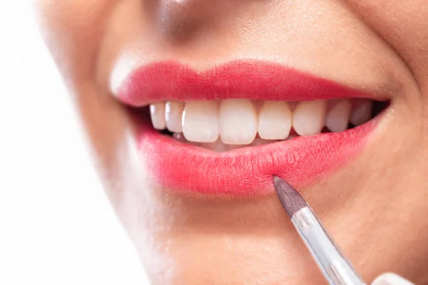Pocałowalne Usta Czerwoną Szminką Białymi Zębami Szczęśliwy Uśmiech — Zdjęcie stockowe