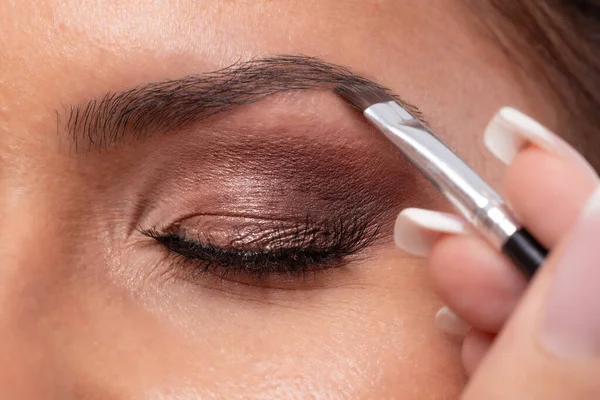 Fylla Ögonbrynet Med Naturlig Matchande Färg Makeup Vilket Gör Ett — Stockfoto
