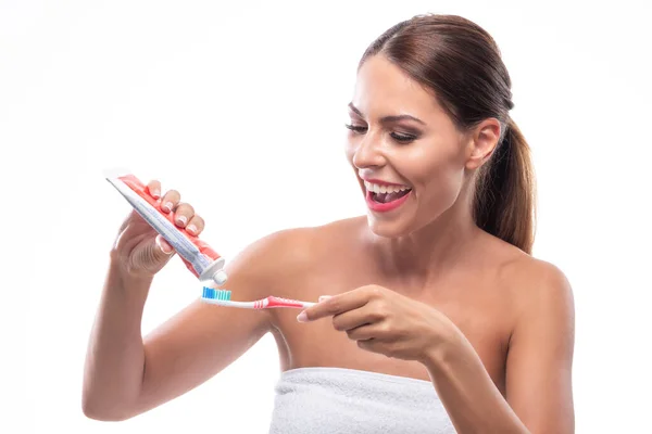 Женщина Красивой Улыбкой Готовится Чистить Зубы Белые Зубы — стоковое фото