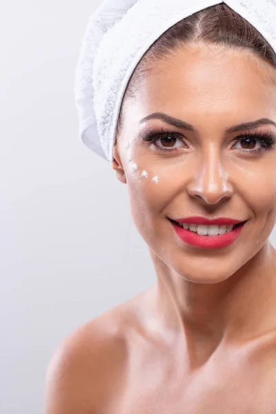 Retrato Una Mujer Bonita Con Puntos Crema Facial Mejilla Belleza — Foto de Stock