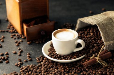 Kahve çekirdeği bir fincan espressoya döküldü, kahve çekirdeği konsepti.