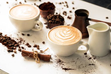 Kahve fincanına latte resmi dök, kahve sanatı konsepti.