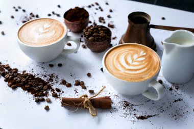 Günaydın için kahve ve sütlü espresso servisi.