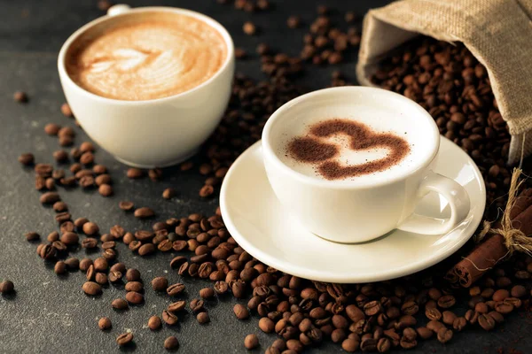 Kahve Çekirdekleri Ile Çevrili Kahve Sanatı Kurtarılmayı Bekliyor — Stok fotoğraf