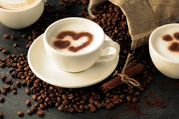 Kahve Çekirdekleri Ile Çevrili Kahve Sanatı Kurtarılmayı Bekliyor — Stok fotoğraf