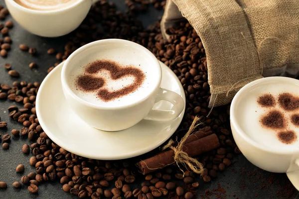 Kahve Tozu Latte Kalp Şeklinde Aşk Sanatı — Stok fotoğraf