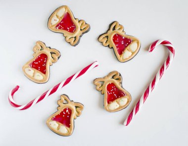 Bir sır ve süslemeleri üzerinde beyaz bir arka plan ile Noel tatlılar