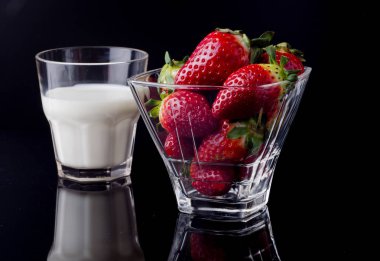 Siyah arka plan üzerine süt