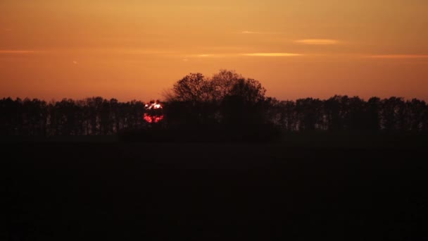 Coucher de soleil sur l'horizon brûlant — Video