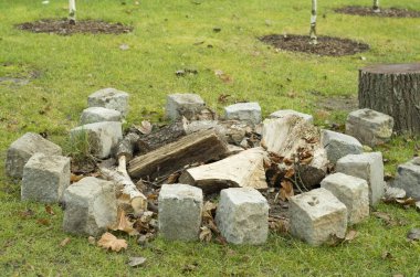 Soğuk sonbahar ve bahar tonlarında kasvetli hava içinde eski şehir bahçesi