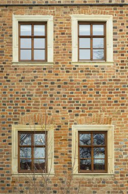 Soğuk sonbahar ve bahar tonlarında kasvetli hava içinde eski şehir mimarisi