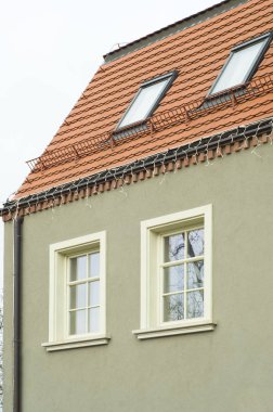 Soğuk sonbahar ve bahar tonlarında kasvetli hava içinde eski şehir mimarisi