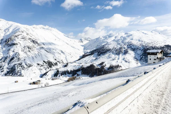 多云蓝天的雪山 — 图库照片