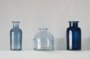 Güzel konforlu stantlarda ve mütevazı iç mekanlarda ev bitkileri.